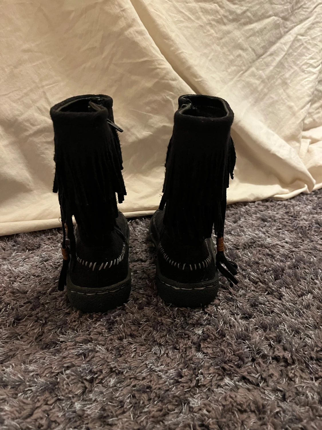 Svarta mockaboots med fransar från Duffy - 2