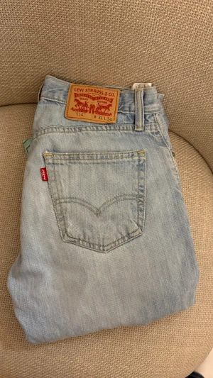 Levi's 514 ljusblå jeans W31 L34 - Säljer ett par Levi's 514 jeans i ljusblå tvätt med klassisk femficksdesign och raka ben. Jeansen har normal passform, Bara att höra av er vid frågor eller funderingar!😊