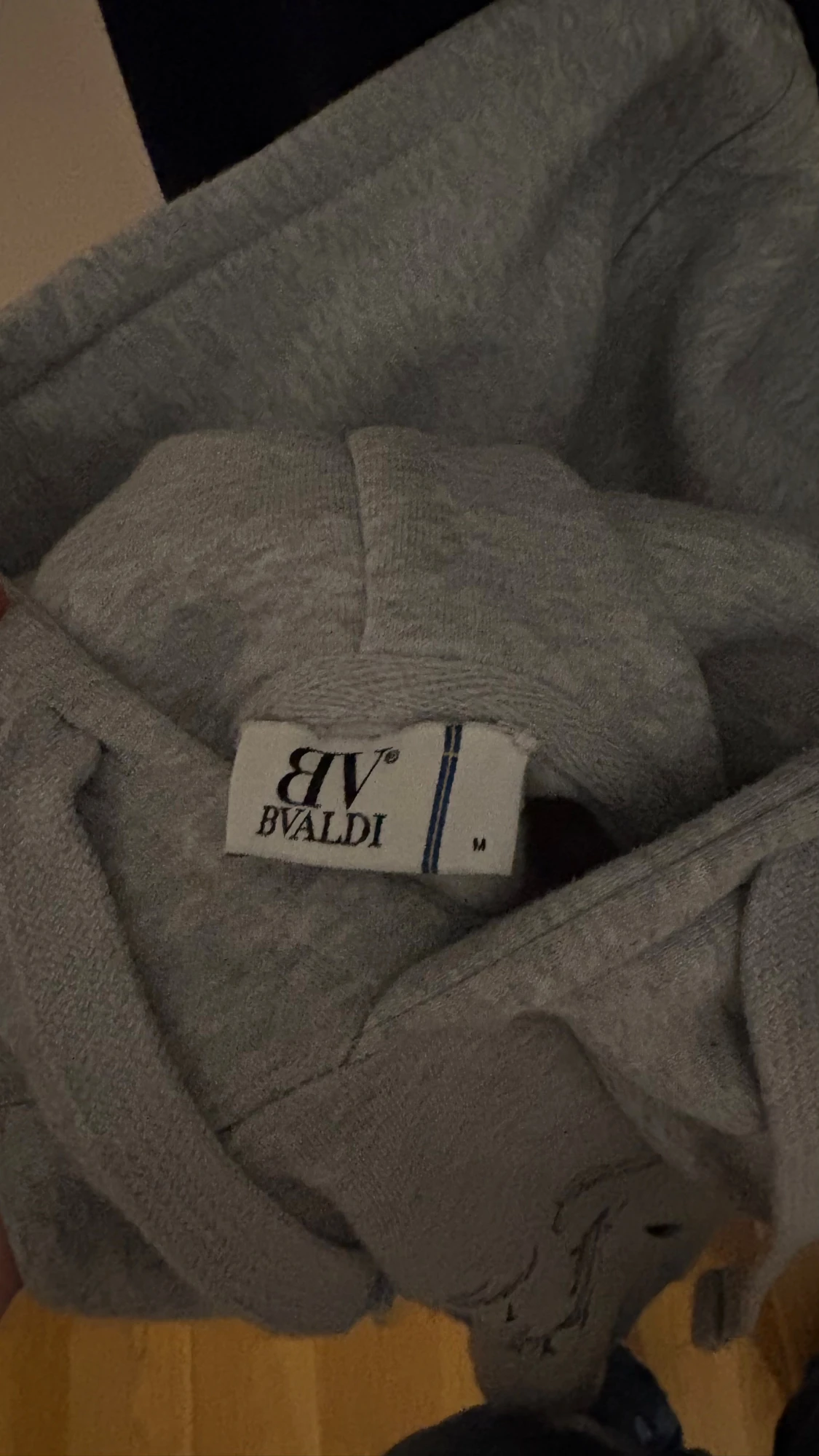 Grå hoodie från Bvaldi med tryck - 2