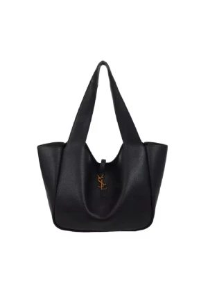 Svart axelväska från Saint Laurent - Snygg svart axelväska från Saint Laurent i mjukt skinn med guldigt YSL-emblem framtill. Väskan har breda axelband och en stilren, modern form som gör den till ett statement piece. Perfekt för dig som gillar lyxiga accessoarer med ikonisk design.