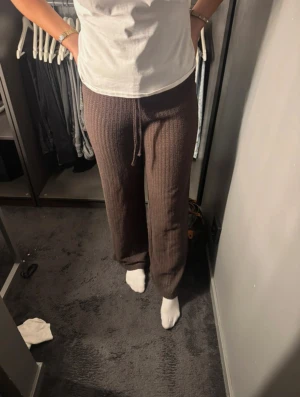 Strand Byxkor gina tricot  - Super sköna och snygga ”strand byxkor” som har små hål, helt oanvända nypris 399kr, pris går att diskutera🤍