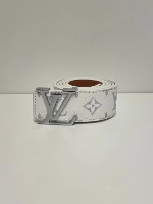 L Bälte Vit - Säljer en helt nytt bälte aldrig använd. Storlek 110. Snabb frakt, postas inom 24h efter köp. Skriv gärna om du har fler frågor. Kan även hämtas i Stockholm.