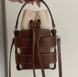 Brun h&m väska  - säljer min sååå snygga väska från hm eftersom jag vill köpa en ny väska. Kan även tänka mig byten med vissa väskor💕