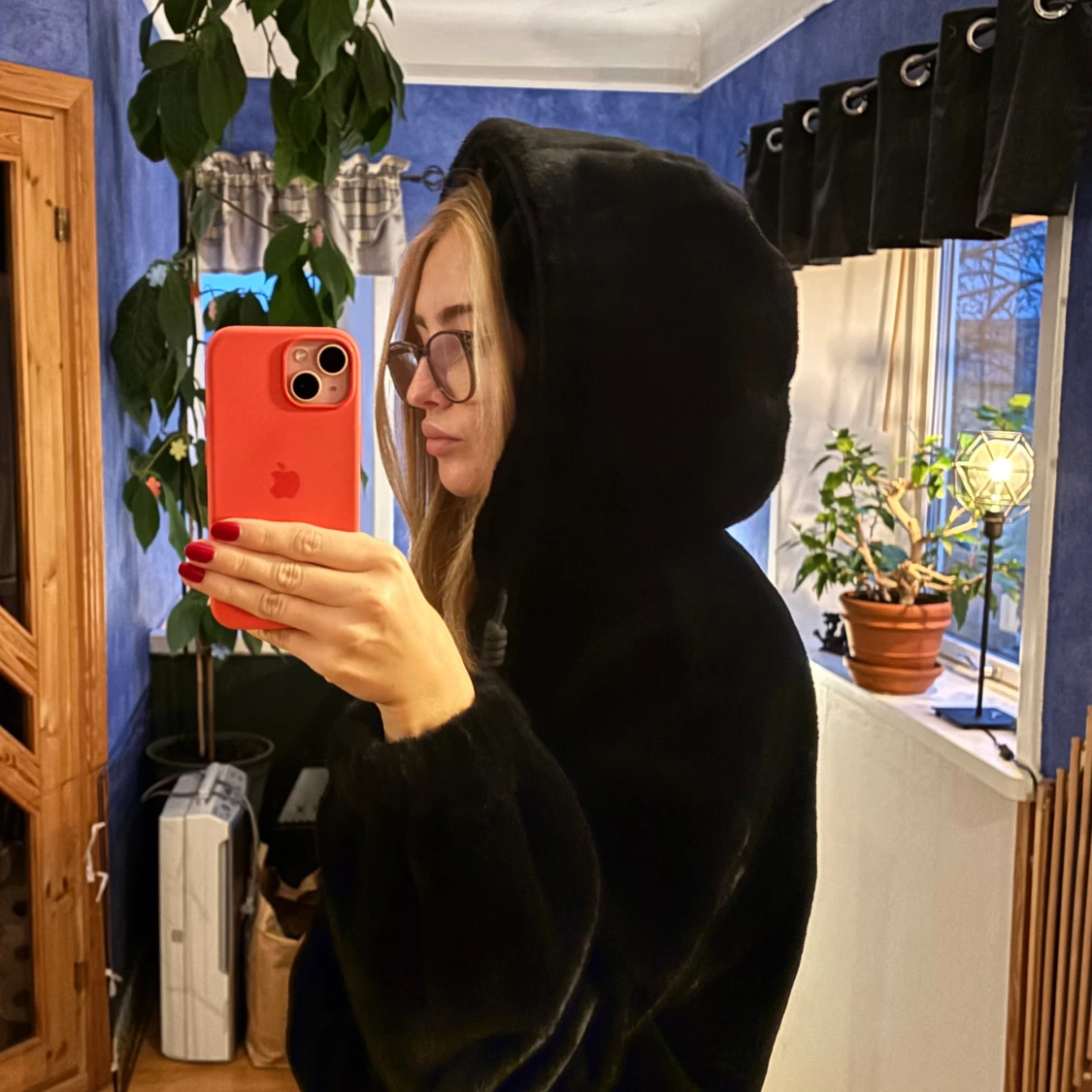 Svart pälsjacka med huva - 2