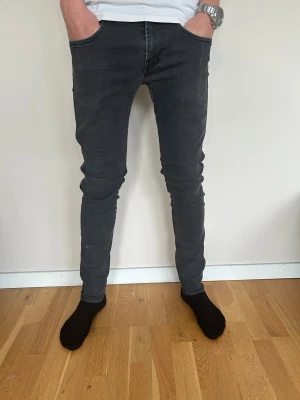 Anbass replay - Schyssta svarta replay anbass jeans! Strl 31 och sitter helt perfekt. Modellen är 184cm. Jeansen har inga tecken på andvändning. Pris 549kr nypris ca 1600kr🤩