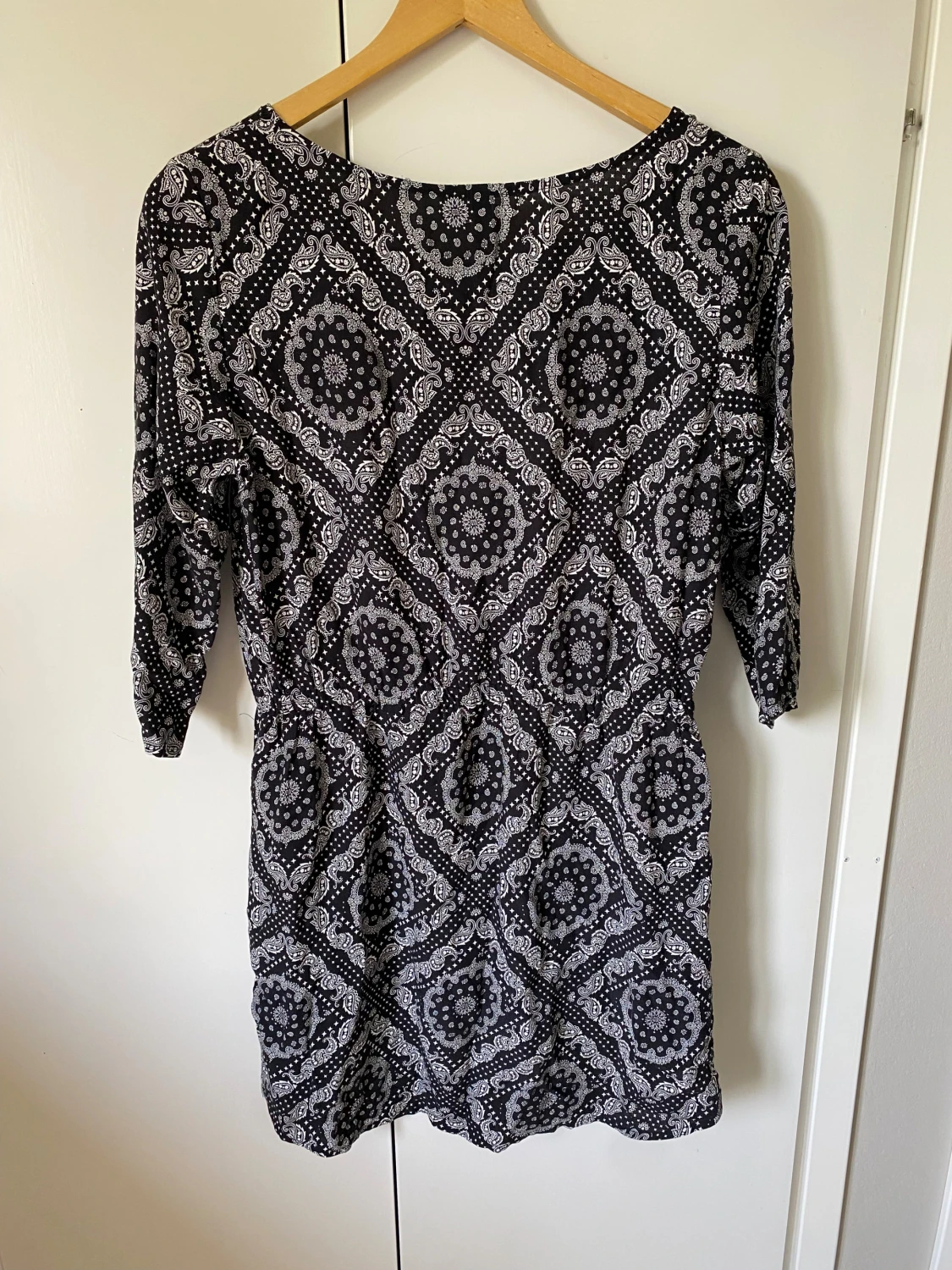 Svartvit mönstrad klänning  - 2