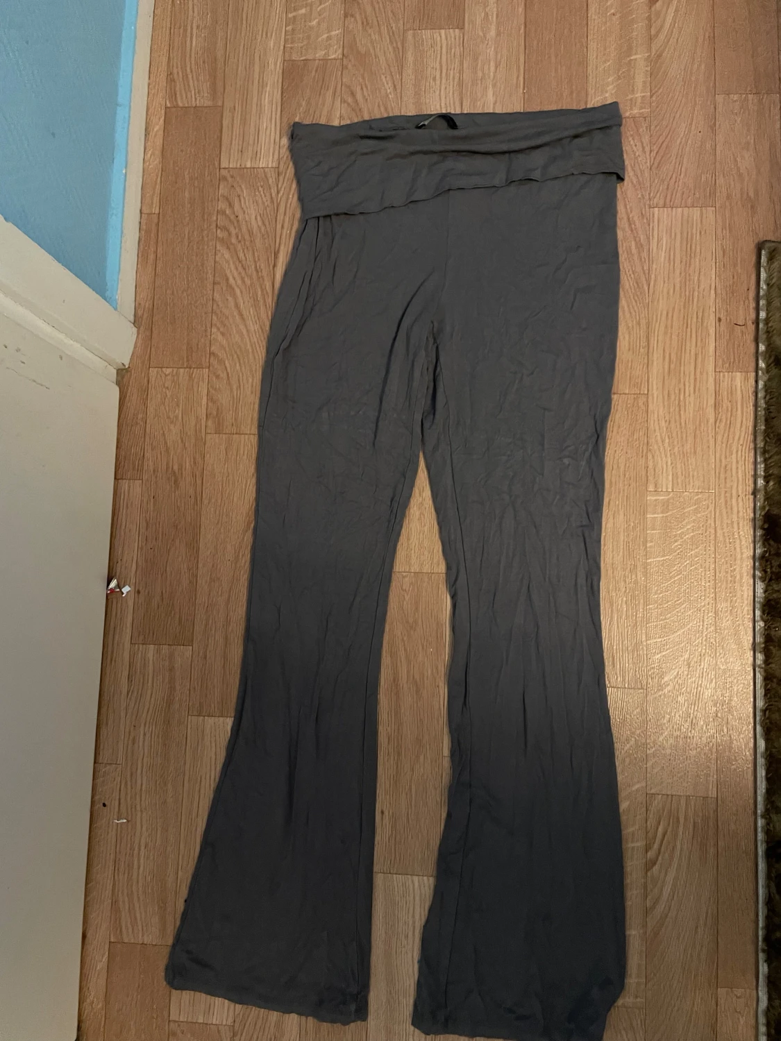 Grå bootcut mjukisbyxor - 1