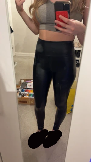 Svarta höga leggings från Daysie - Säljer ett par svarta, glansiga leggings från Daysie i storlek 34/XS. De är högmidjade och har en tight passform som sitter snyggt mot kroppen. Materialet har en skinnliknande look som ger en cool vibe och passar perfekt till en trendig outfit.