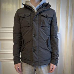 J LINDEBERG FODRAD FIELD JACKET BAILEY VINTERJACKA - Fodrad J lindeberg jacka i den mest eftertraktade modellen; Bailey. |Skick: 9/10|Nypris: 4000kr| Hör av er!😊 | DEN ÄR MÖRKGRÖN/GRÅ 