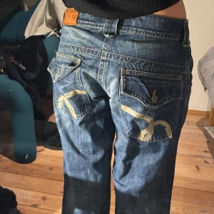 Tommy hildiger jeans  - Tommy hilfiger jeans, fråga om mått så mäter jag🥰dom är slitna vid fötterna, kan ta bild på det. 