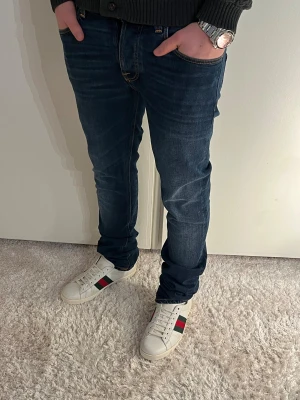Nudie jeans Grim Tim  - Nudie Jeans | skick 9/10 | Storlek 32/34 | Pris - 649kr | Modellen är ca 179cm lång | Hör av dig vid minsta fråga eller fundering!!