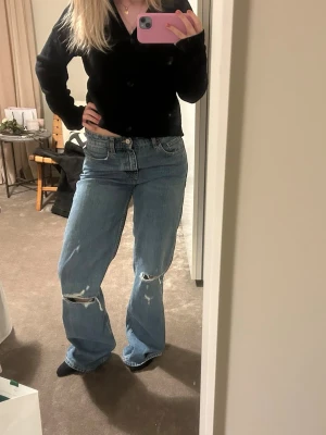 Baggy zara jeans med hål - As snygga baggy jeans från zara!! Är 160 för referens (för långa på mig)❣️helt nya aldrig använda!