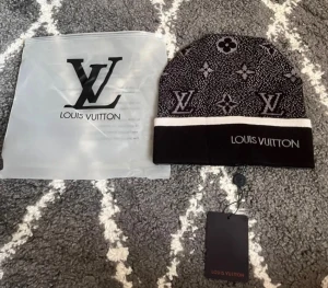 L.V grå/svart mössa - En L.V mössa riktigt fin och snygg mössa till att ha i skolan eller bara på fritiden med stil. Perfekt L.V broderat mönster, och det klassiska mönstret. Pris går att diskutera vid snabb affär.