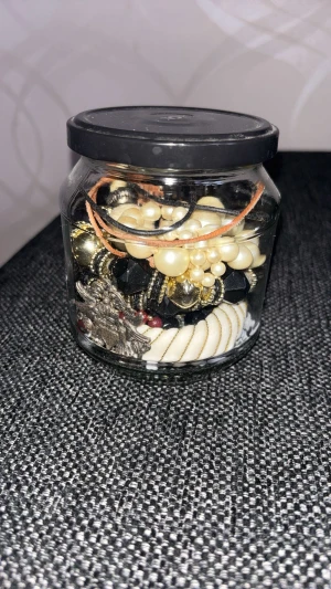 Mystery jewelry jar  - En glasburk fylld med olika smycken, passar både guld och silvermänniskor