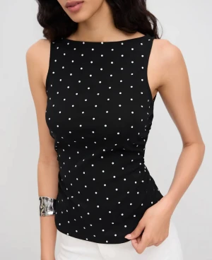 Prickig topp - En så fin prickig topp med en knytning i ryggen!🥹😍😍använd 1 gång!!