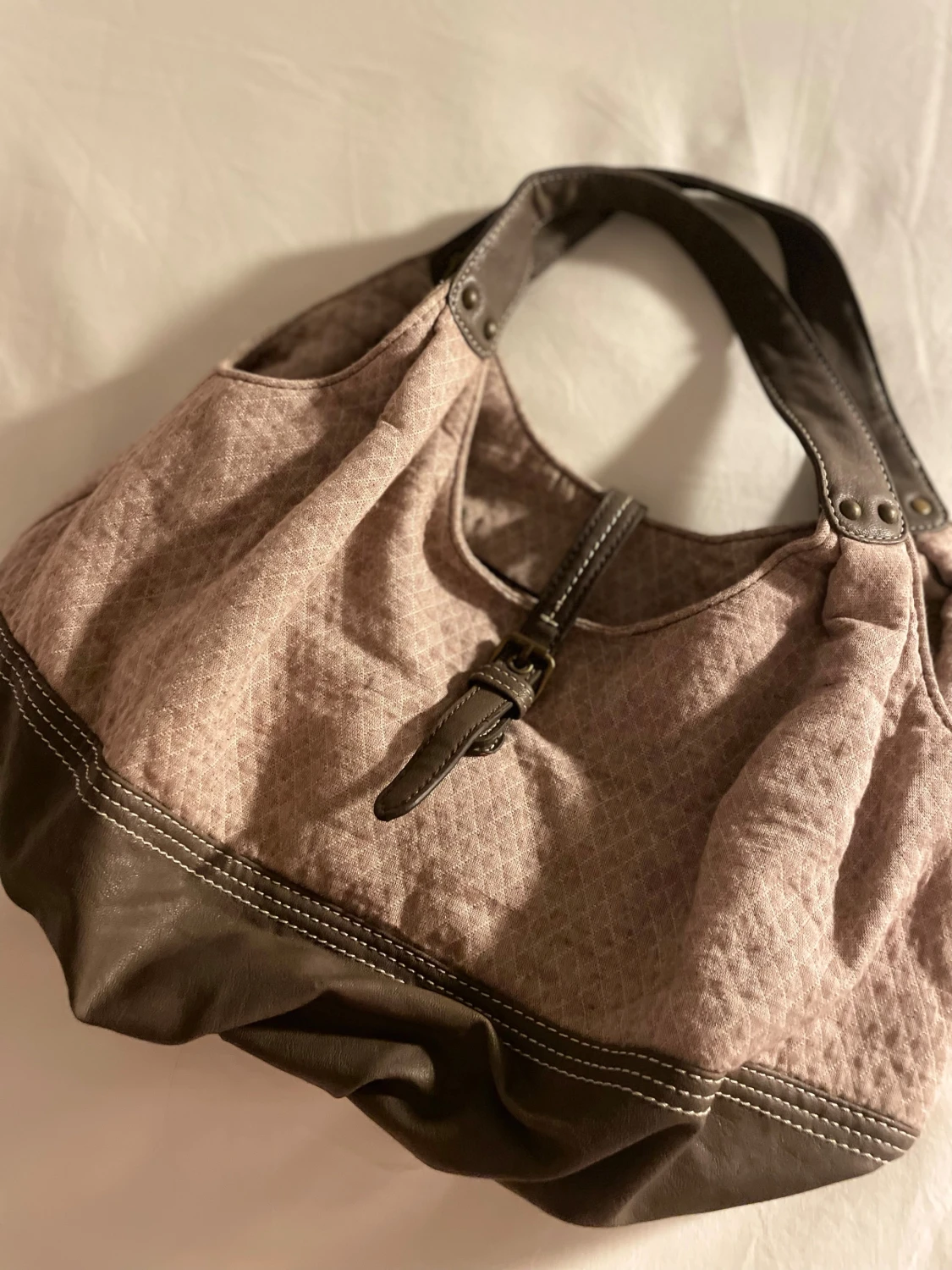 Beige y2k vintage axelväska med bruna detaljer - 1