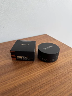 Exfoliating Face Scrub från Tanrevel - Är 100 g. Aldrig använd.