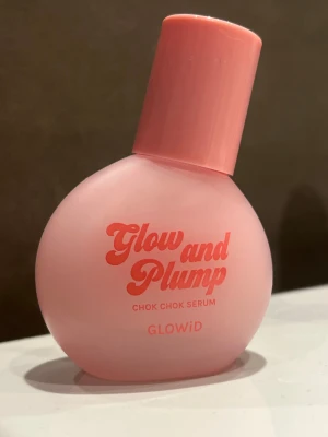 Glow and Plump Chok Chok Serum - GLOWiDs glow & plump serum.   Chok chok serum gives an instant natural glow while evening out skin tone, moisturizing, plumping / working on fine lines, increasing skin elasticity and soothing and strengthening the skin.  Chok chok serum is enriched with propolis, royal jelly and niacinamide but is of course packed with more of the Korean beauty ingredients for a healthy and natural glow!