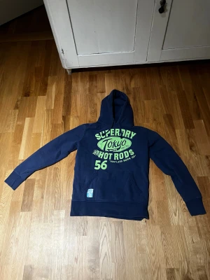 Superdry hoodie - Tjena säljer en fet superdry hoodie som är marin blå.Liknande hoodies kostar allt ifrån 500-1000kr men jag säljer min för bara 399.Det är storlek M men skulle även passa storlek S.Just denna modell är väldigt eftersökt så först till kvarn.                     Om ni har några frågor tveka inte att höra av er💯💯