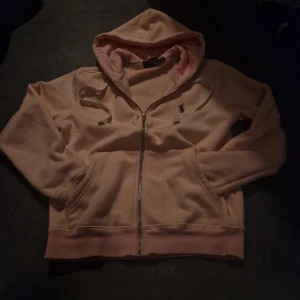  Rosa Zip- hoodie - Helt ny zip. Ingen tecken på användning. Vill sälja den för att den passar inte mig. Storlek S men passar xs också 