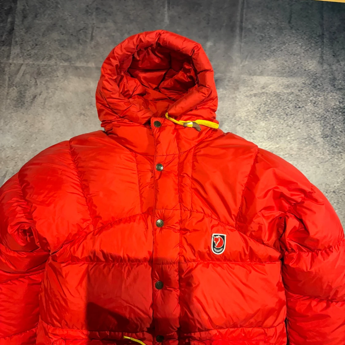 Röd dunjacka från Fjällräven med huva - 1