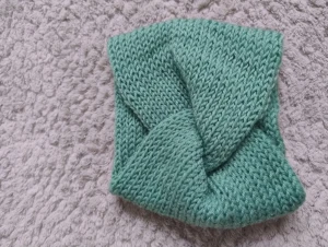 Grönt stickat pannband med twist - Snyggt grönt stickat pannband med twistad design framtill som jag gjort själv. Perfekt för att hålla hålla sig varm och samtidigt ge en cool touch till din look. Mjukt och bekvämt material som sitter skönt runt huvudet. Passar dig som gillar enkel men trendig stil till vintern.