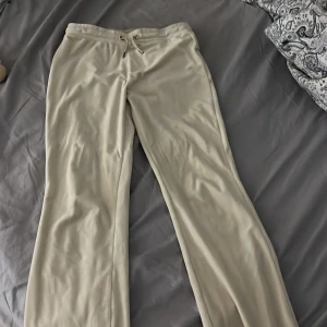 Mjukisbyxor - Hej! Säljer dessa mjukisbyxor. Använt några gånger men inga tecken på användning(: