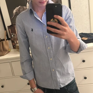 Ralph lauren skjorta - Tjena! Säljer denna feta Ralph lauren skjorta till ett bra pris!🤩passar dig som är runt 160-170 ungefär. Storlek 14. Tveka inte på att höra av dig vid minsta fundering!👕