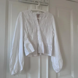 Den populära Nelly blusen - Elegant och snygg blus från Nelly. Lote kortare i modellen. Strl 40