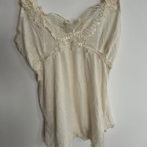 Linne - Linne med spets🦢fjärils detalj