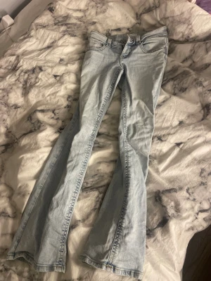 Gina tricot bootcut jeans ljusblå - Storlek 36, fint skick! Sitter bra men jag har inte använt dom så mycket 