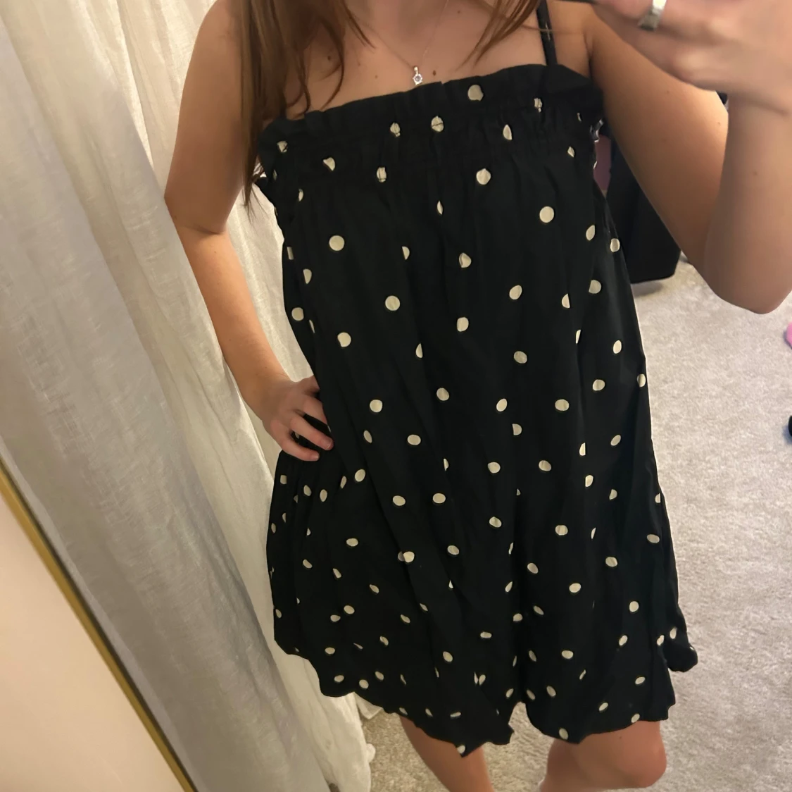 Svart prickig kort klänning