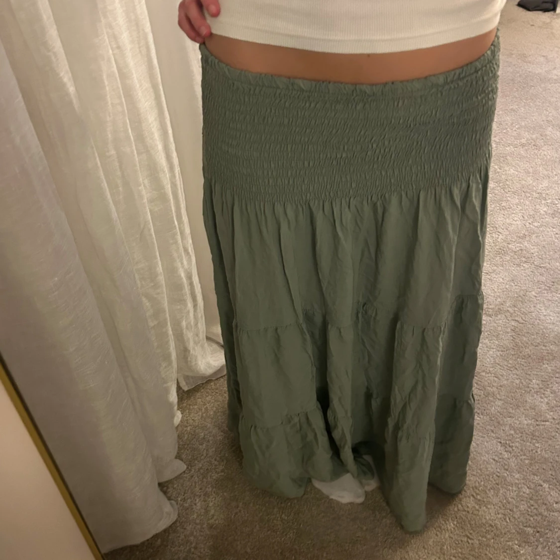 Grön långkjol med smock i midjan - 1