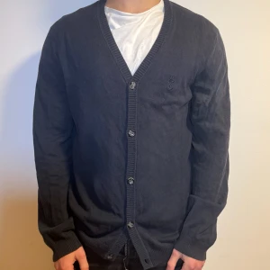 Snygg kofta  - Säljer den här jätte snygga koftan i storlek L men skulle säga att den är M, koftan är väldigt snygg och enkel att bara ihop med vilket plagg som helst. Priset är inte fast utan går att diskutera!