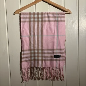 Burberry scarf  - Burberry scarf i bra skick (8.5/10). Nypris +-5000, mitt pris 299. Kom pm vid funderingar