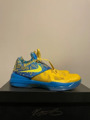 Kd 4 scoring title - Säljer mina Kd 4 scoring titles. Storlek 47,5 mycket bra skick kommer med låda. Bra och snygg basketsko