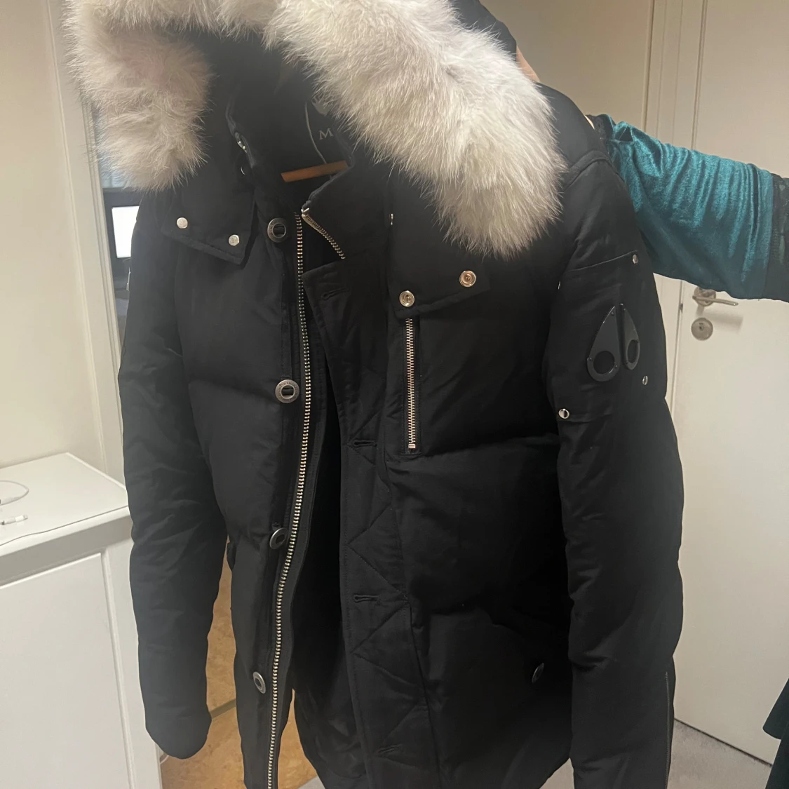 Svart dunjacka Moose Knuckles med päls - 2