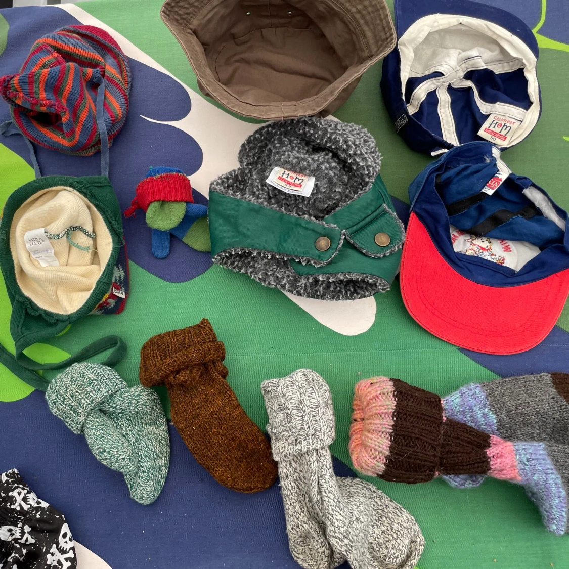 Barn mössor, kepsar stl 50-52 och raggsockor - 1