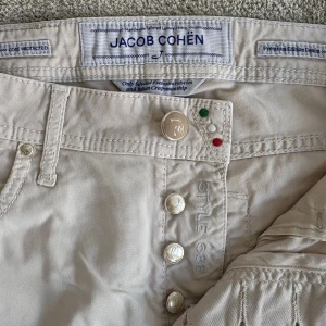  Jacob Cohën Style 688 - Beige Chinos (strl 30)  - Jacob Cohën 688 Storlek: 30 Skick: Mycket bra Retail price: ca 5 000 kr