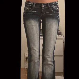 Crazy Age Jeans - Snygga Crazy Age Jeans med vit mitt på benen. Den har snygg brodering på bakfickorna och jeansen sticker värkligen ut. Om du är intresserad eller undrar över mått är det bara att kontakta❤️❤️