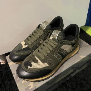 Valentino rockrunner  - Valentino rockrunner online kvitto finns äkta! Storlek 44 men sitter som 43 eller 42.5  Box följes med vid köp pris 1699