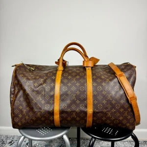 Louis Vuitton Keepall 60 - Säljer en Louis Vuitton Keepall storlek 60 i bra vintage skick. De som följer med är original band till väskan plus då självklart name tag. Hör av er vid fler frågor eller funderingar