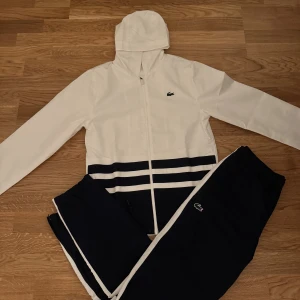 Lacoste dress - Helt ny dress från Lacoste Sport med marinblå detaljer och två ränder på nedre  delen.                                                                               • Storlek XS.                                                                 •. Priset kan diskuteras vid snabba affärer 