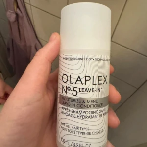 Olaplex No.5 Leave-In Conditioner - Olaplex No.5 Leave-In Conditioner i vit plastflaska, 100 ml. Fuktgivande och reparerande leave-in för alla hårtyper. Snygg design med svart text och silverdetaljer. Perfekt för dig som vill ha mjukt och fräscht hår.