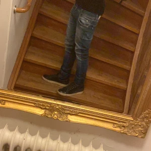 Replay jeans - Snygga blå jeans från Replay med slim fit passform och klassisk femficksdesign. Feta ljusa slitningar på benen, inga defekter och mycket bra skick. 8/10.             Passar dig som är runt 165-175  passar även för kortare.  Modell hyperflex så är sitter siktigt nice. Passar W28 L30.