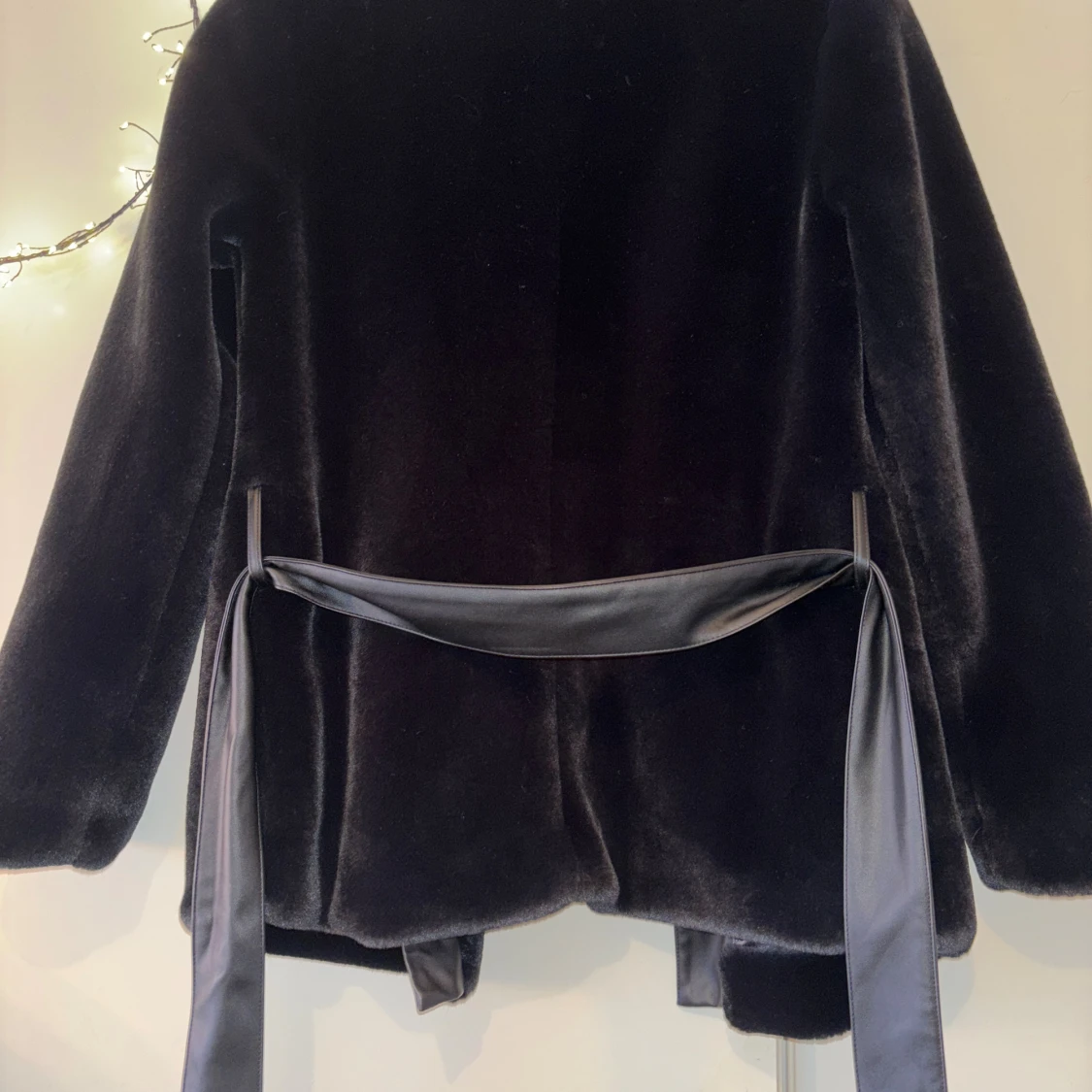 Svart pälsjacka med bälte Daisy Grace - 1