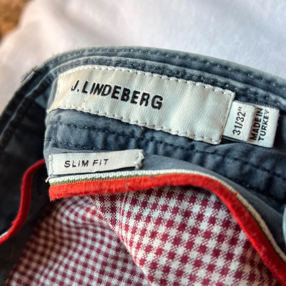 Grå slim fit chinos från J.Lindeberg - 2