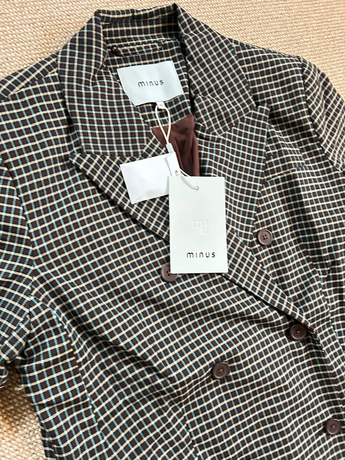 Rutig kavaj från Minus med knappar - 2