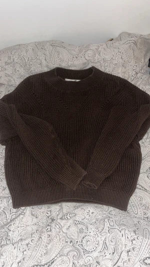Stickad tröja, HM - Jag säljer en stickad tröja ifrån HM i storlek 146-152, jag har växt ut denna tröja det är därför jag säljer