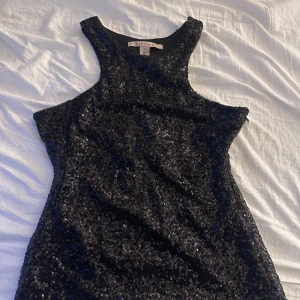 Svart glittrig fest topp NLY Trend - Super snygg fest topp som passar perfekt till nyår och alla fester!! Säljer då jag inte kan ha den längre 